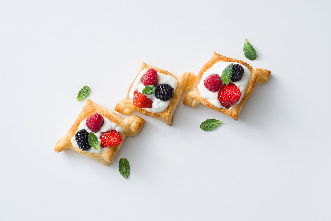 Quadratische Beeren-Sahne-Törtchen