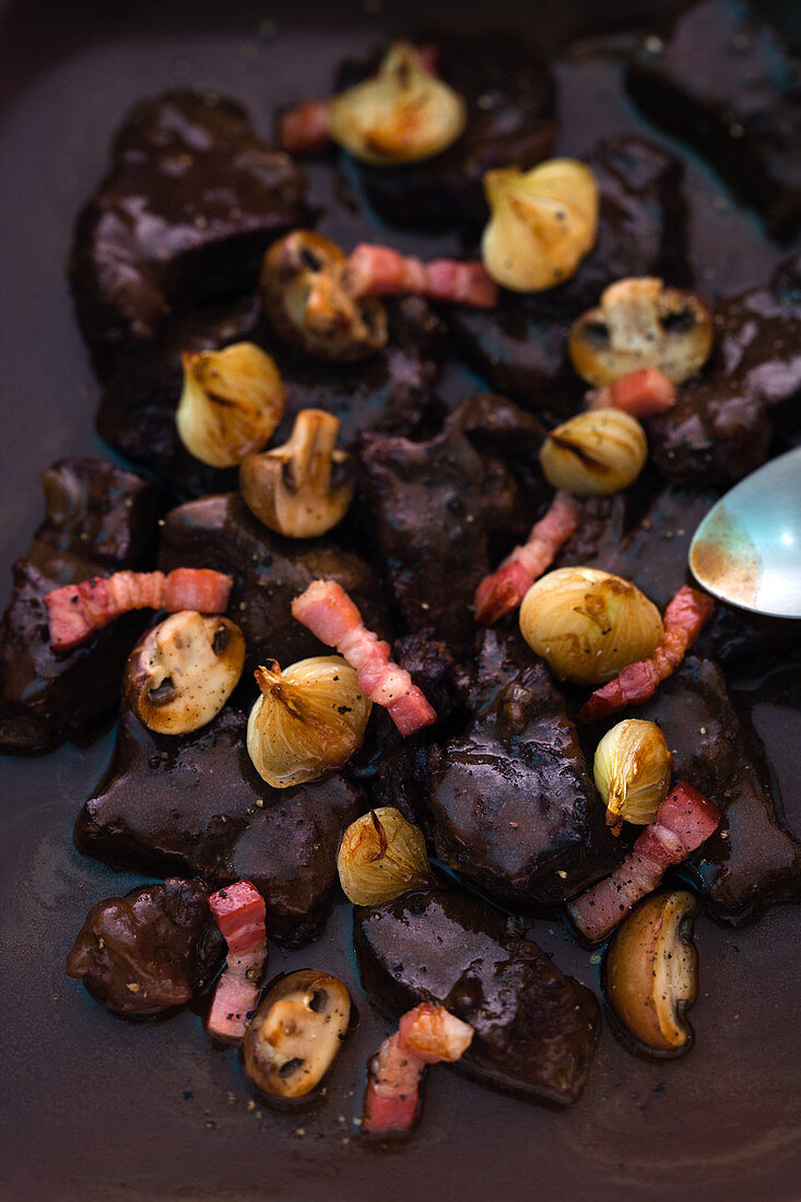 Boeuf Bourguignon (Rindfleischragout in Burgundersauce, Frankreich)