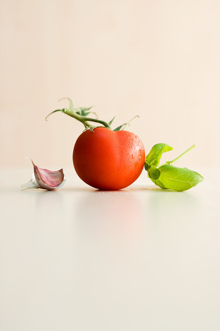 An arrangement of garlic, tomato and basil