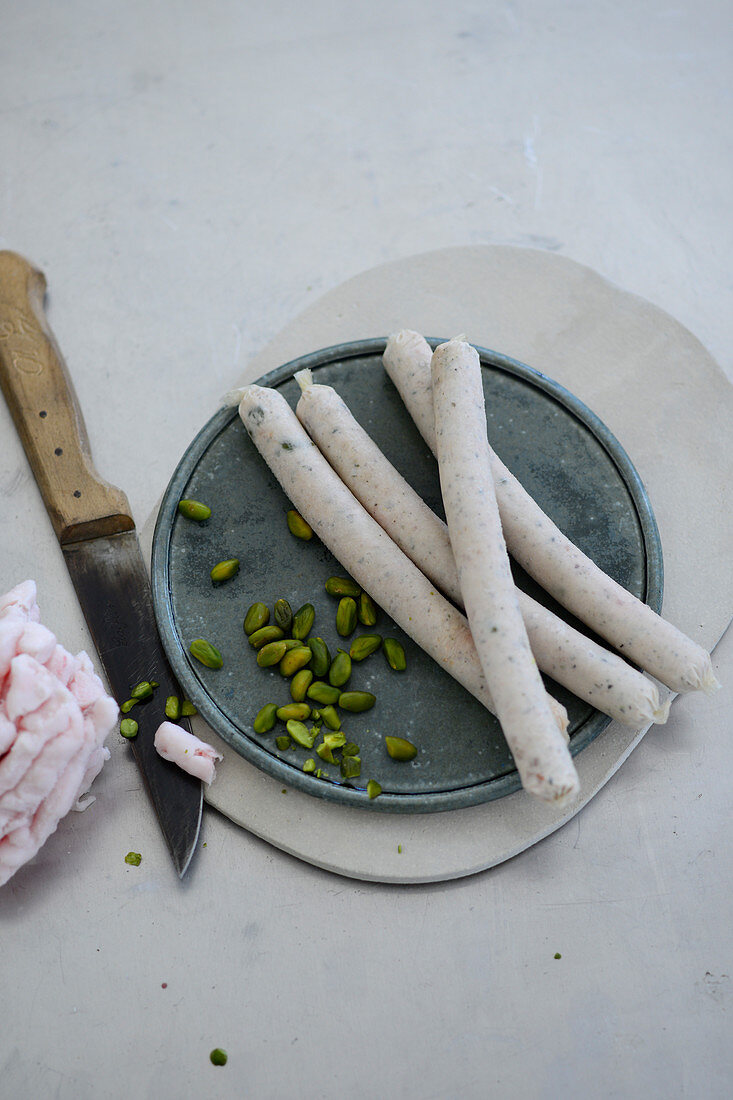 Geflügelwurst mit Pistazien