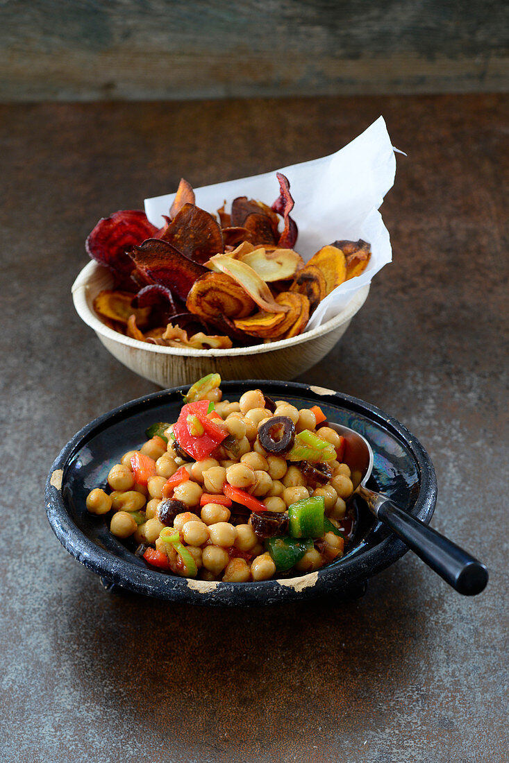 Orientalischer Kichererbsensalat mit Datteln und Gemüsechips