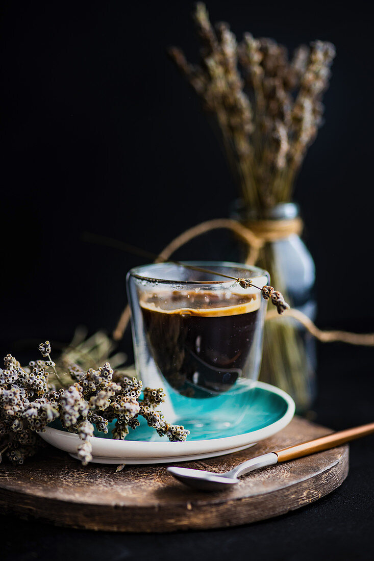 Kaffee im Glas und getrocknete Lavendelblüten