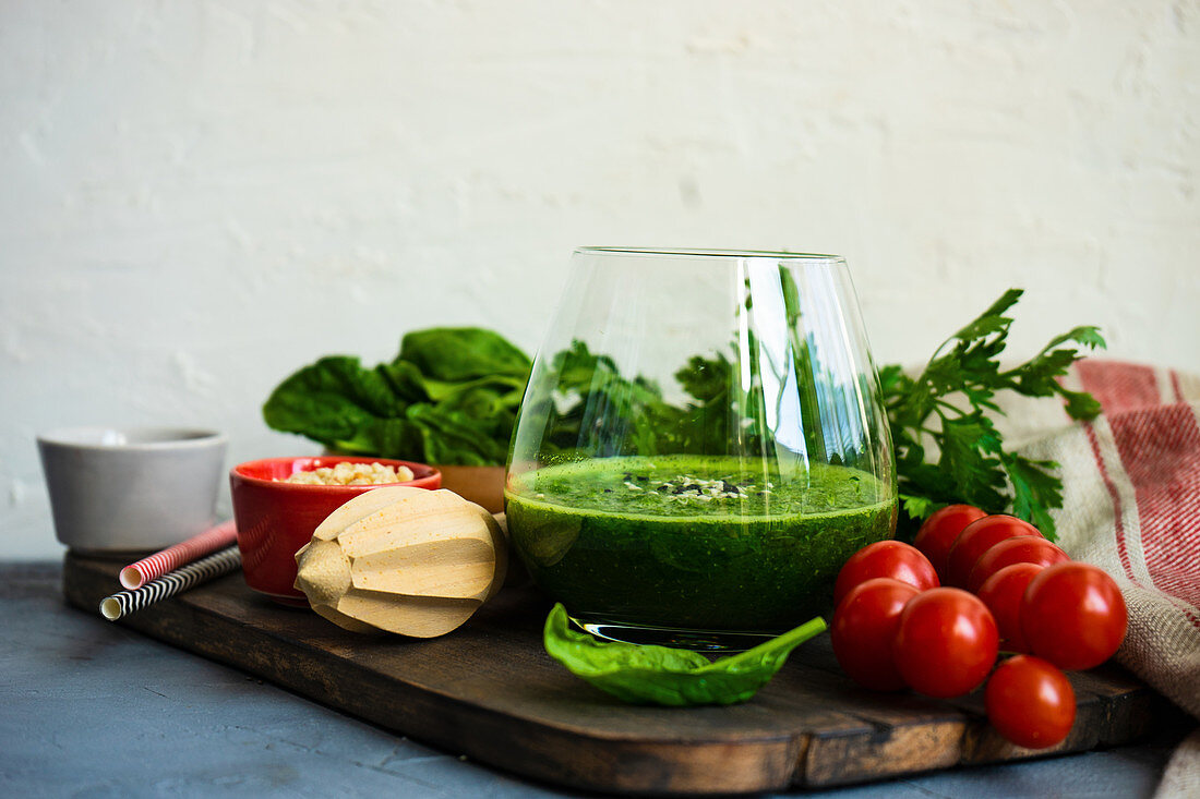 Grüner Smoothie mit Apfel, Babyspinat, Gurke und Chiasamen