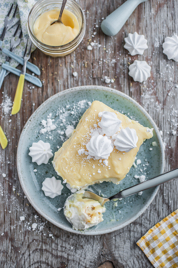 Lemon tiramisu - Biscuits, lemon syrup, lemon curd and meringues