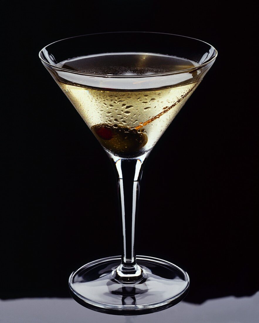 Martini dry mit grüner Olive im Aperitifglas