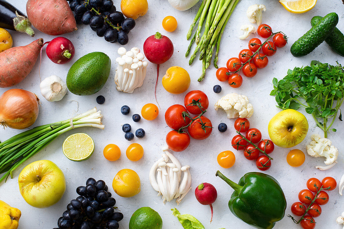 Verschiedene Sommergemüse und Früchte - Enoki-Pilze, Spargel, Kirschtomaten und Beeren