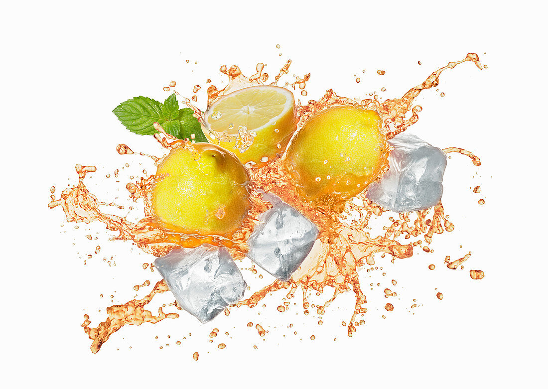 Eistee-Splash mit Zitrone und Minze