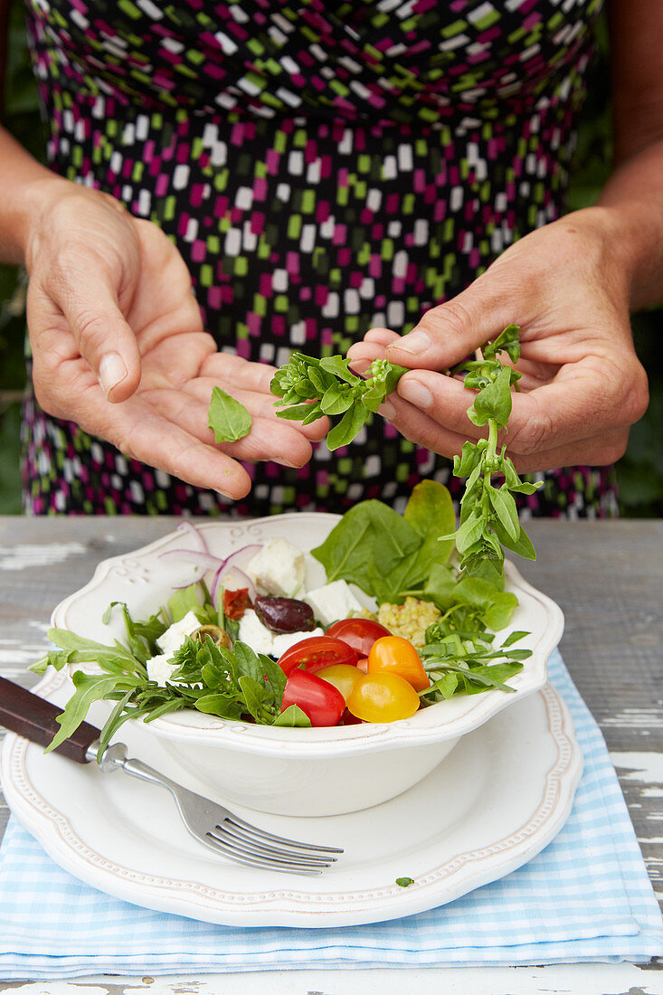 Hirsesalat mit Pesto, Rucola, Spinat, Tomaten und Feta zubereiten