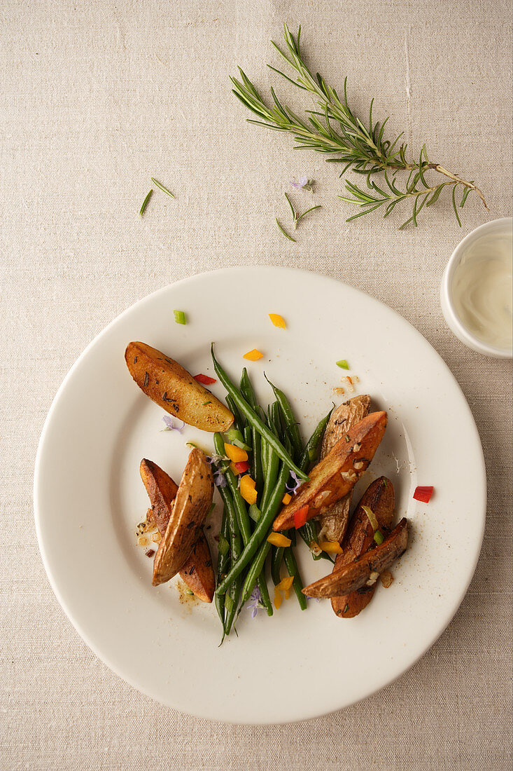 Potato wedges with green beans and cream cheese