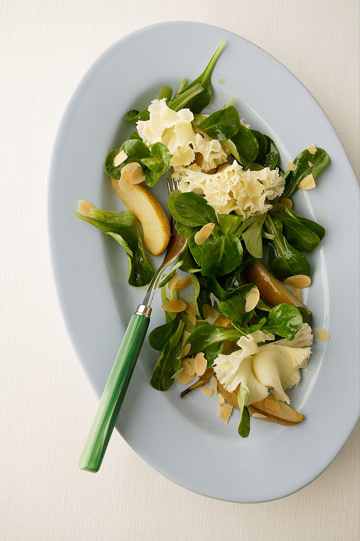 Lamb's lettuce with pears, cheese and flaked almonds