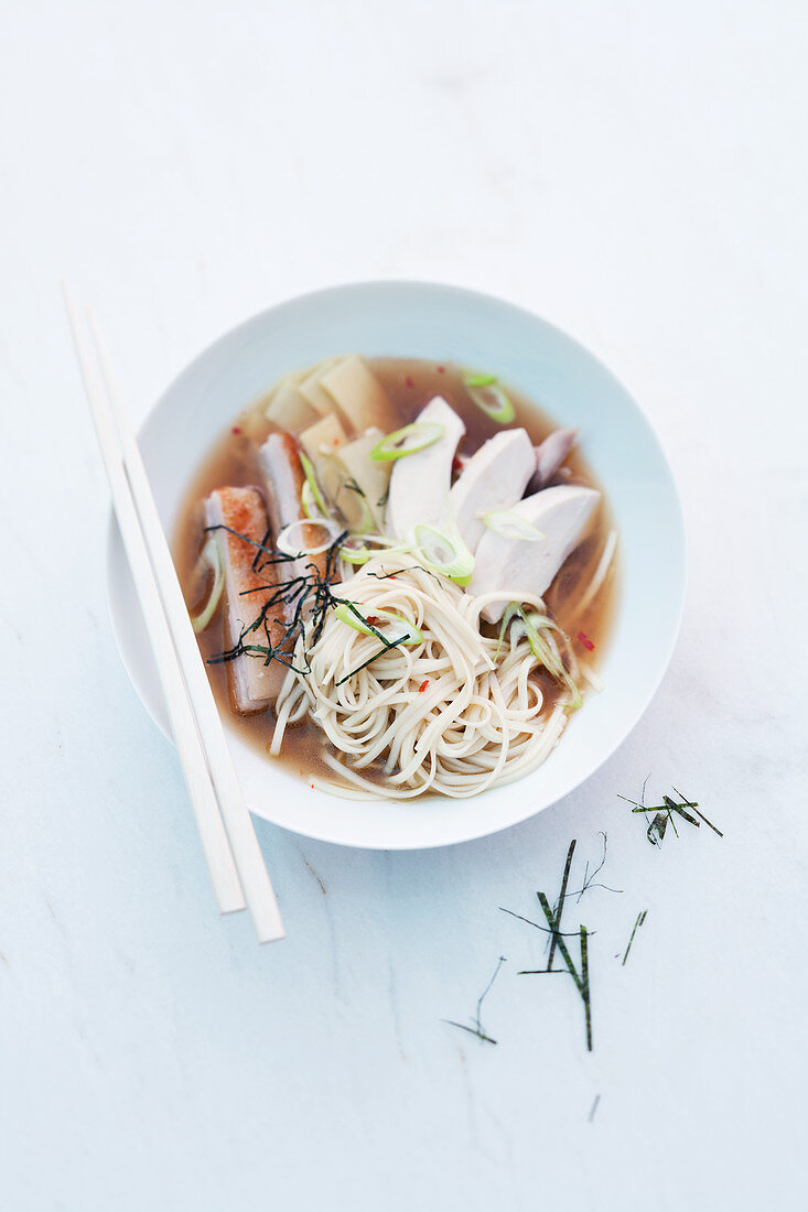 Japanische Nudelsuppe mit Huhn und Schweinefleisch