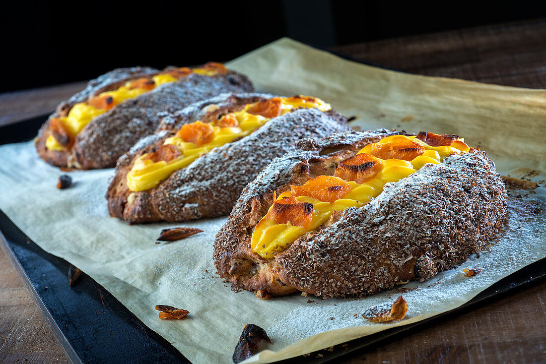 Süßes Brot mit Pudding-Aprikosen-Füllung auf Backblech