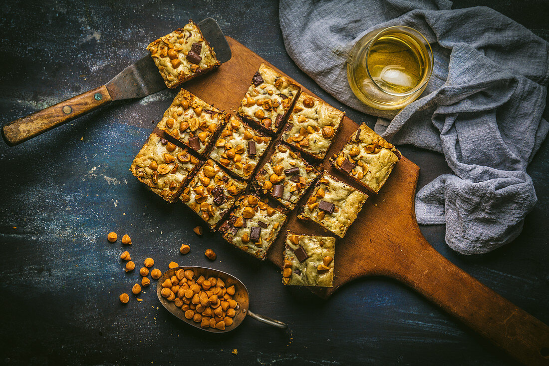 Butterscotch-Schokoladen-Blondies mit Bourbon