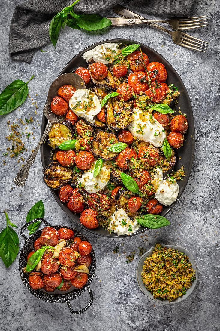 Gegrillte Auberginen und gebratene Tomaten mit Burrata