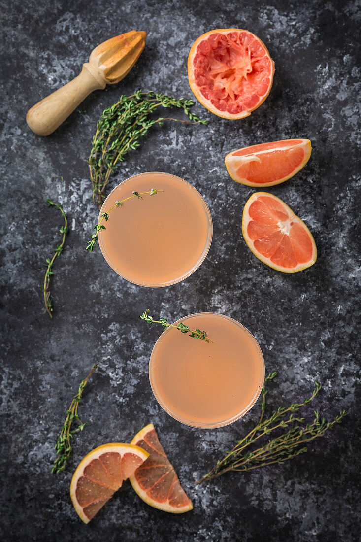 Rosa Grapefruit-Cocktail mit Thymian