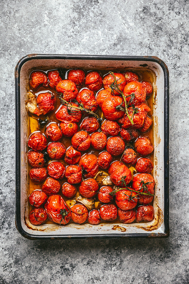 Gebratene Tomaten im Bräter
