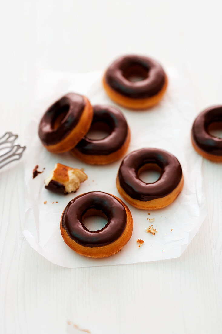 Donuts mit dunkler Schokoladenglasur