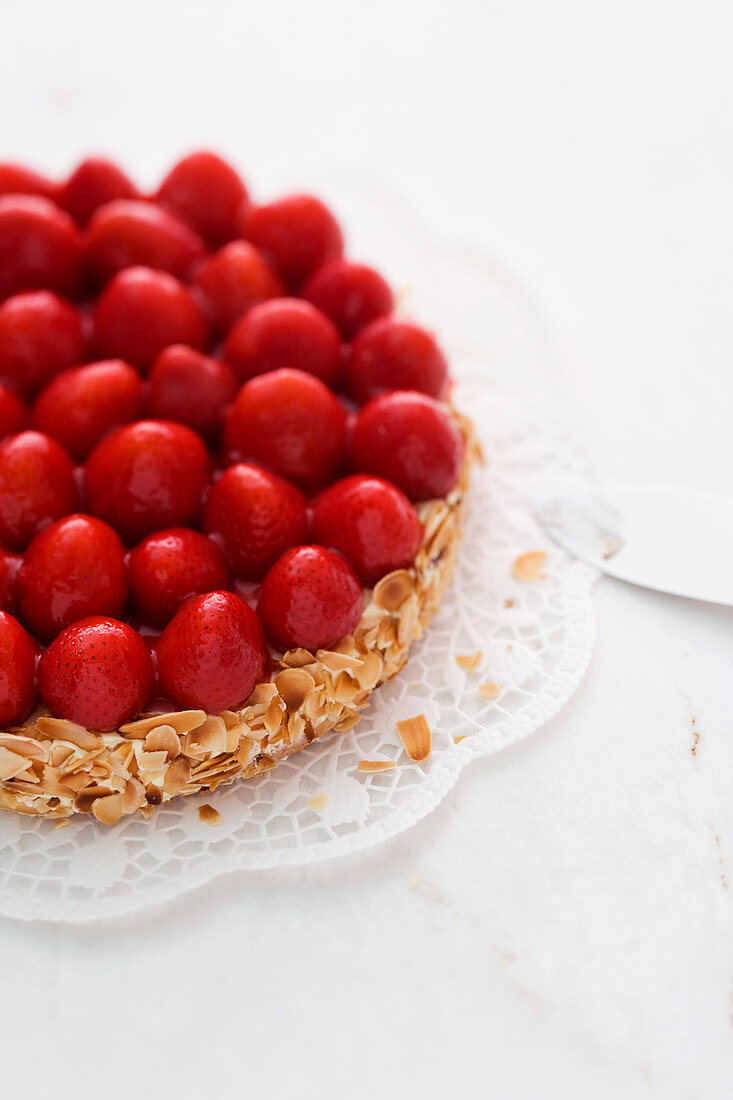 Strawberry flan with almonds