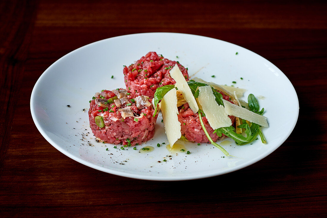 Rindertartar mit Parmesan und Rucola