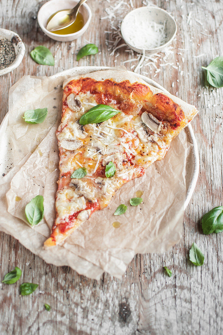 Hausgemachte Pizza mit Pilzen und frischem Basilikum