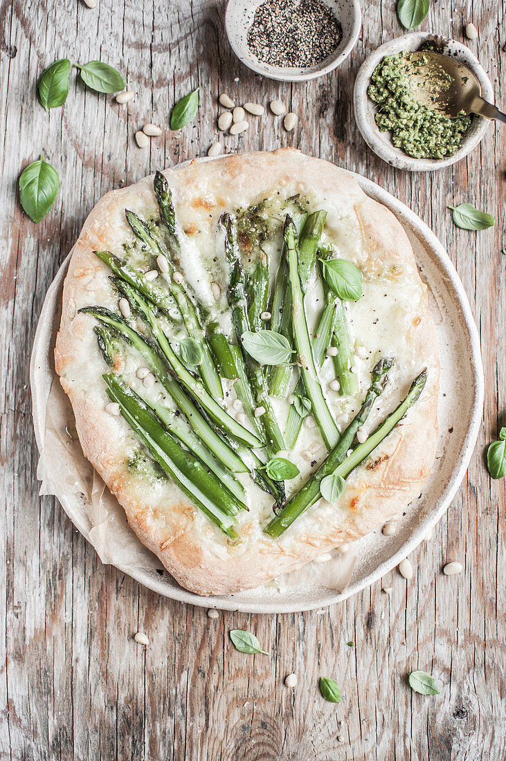 Pizza mit Pesto, Käse und Spargel