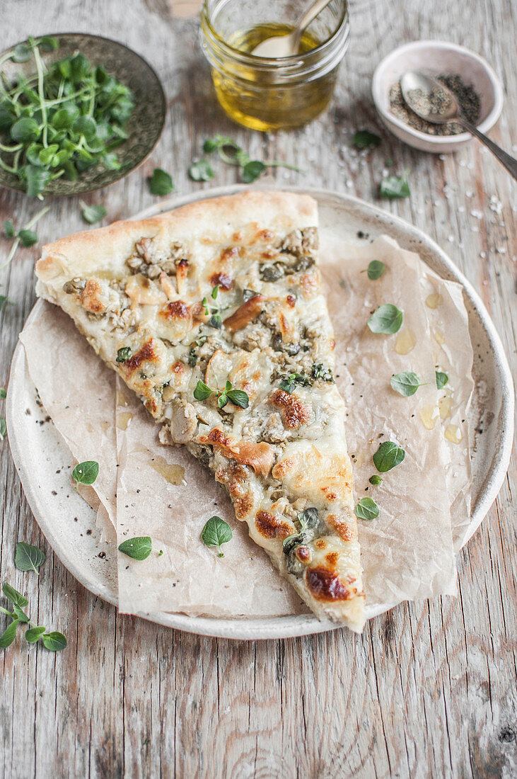 Ein Stück Pizza mit grünen Oliven