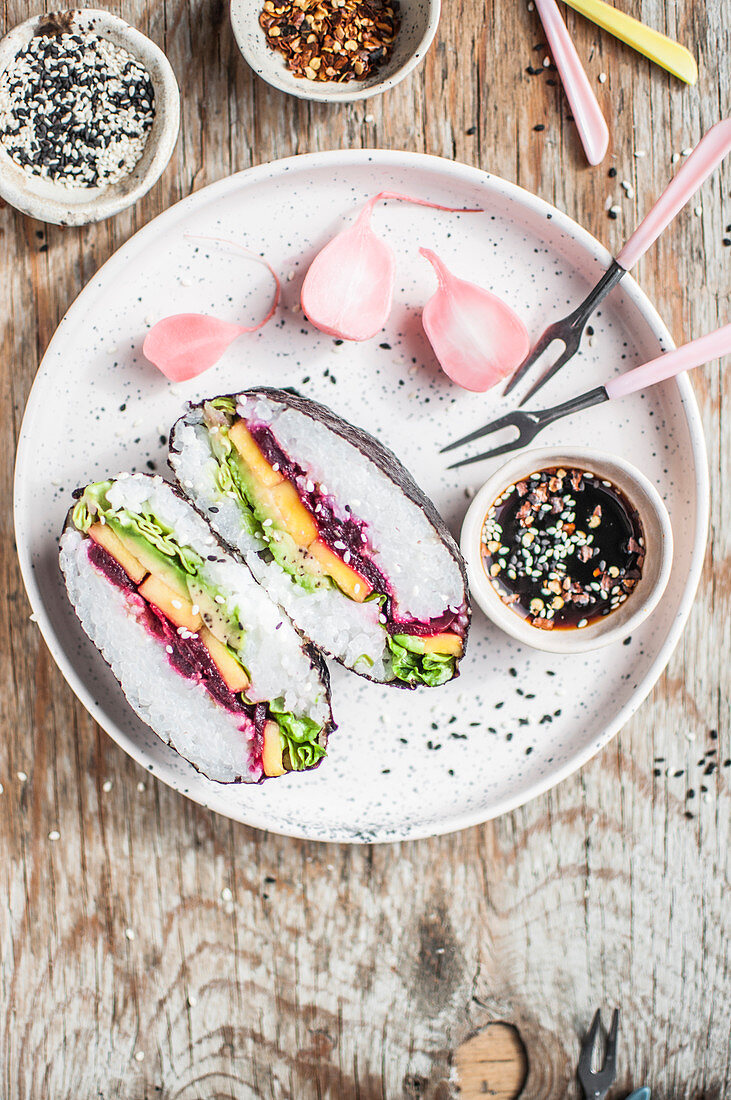 Vegane Rainbow-Onigirazu, gefüllt mit Salat, Avocado, Mango und Rete Bete