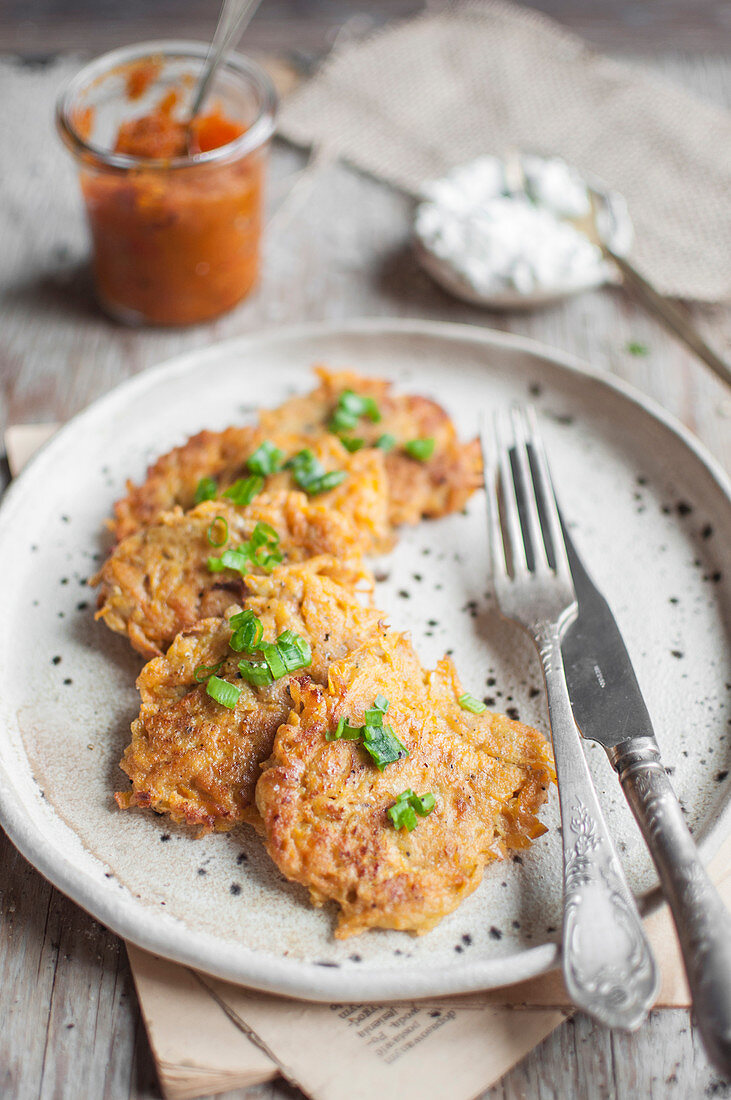 Süßkartoffelpuffer mit Karotten-Habanero-Sauce