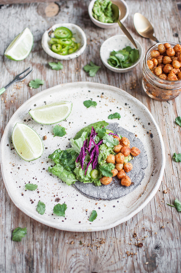 Blaue Maistacos mit Kichererbsen, Guacamole, Rotkohl, Koriandergrün und Jalapenos (vegan)