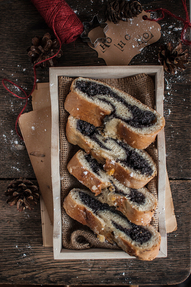 Christmas vegan poppyseed cake (poppy roll)