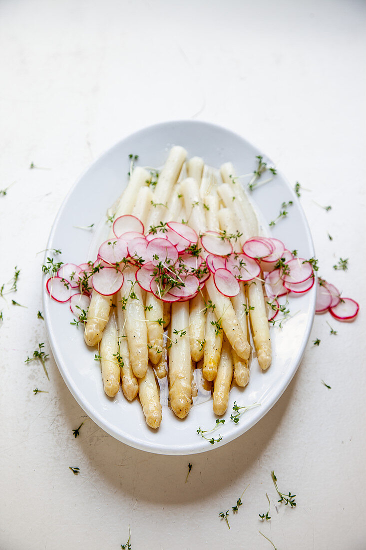 White asparagus salad with radishes and cress