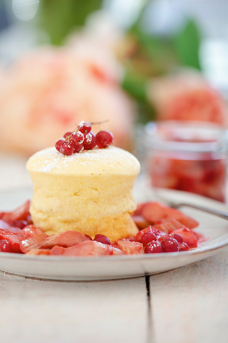 Zitronen-Joghurt-Soufflée mit Rhabarber und roten Johannisbeeren