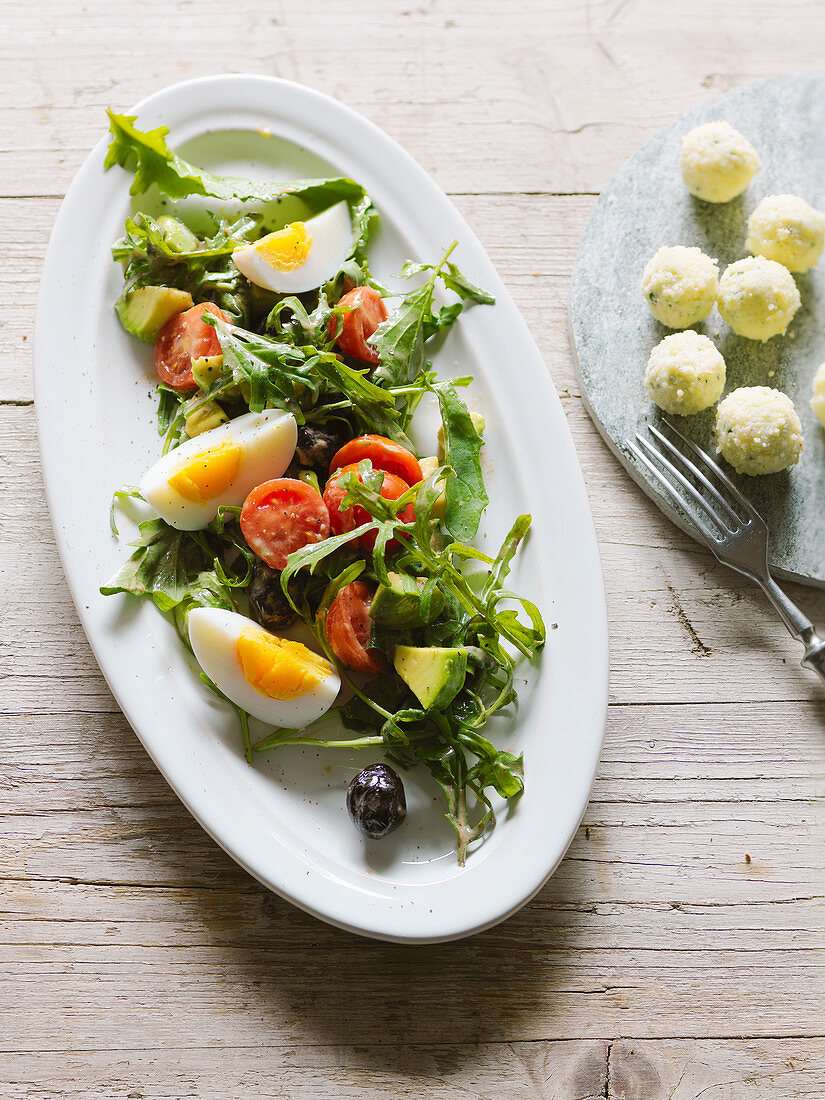 Colourful summer salad with avocado, tomatoes and egg