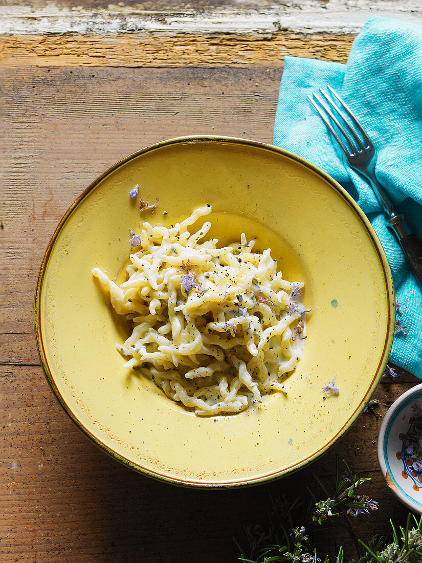 Pasta with goat's cheese and lemon sauce