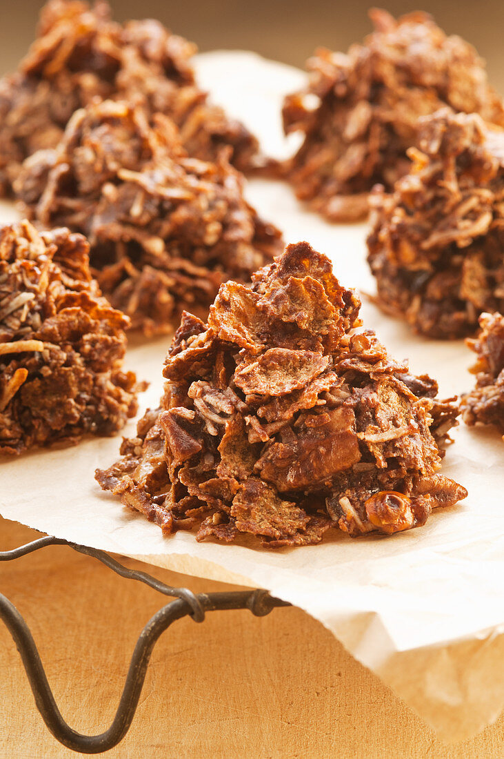 Bran flake crispy cakes with chocolate and dates