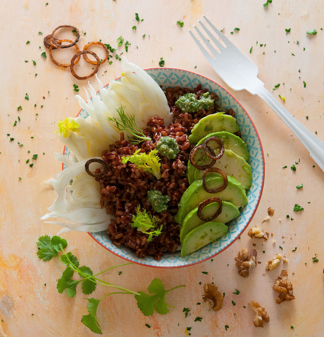 Rote-Reis-Bowl mit Fenchel, Avocado, Röstzwiebeln und Korianderpesto
