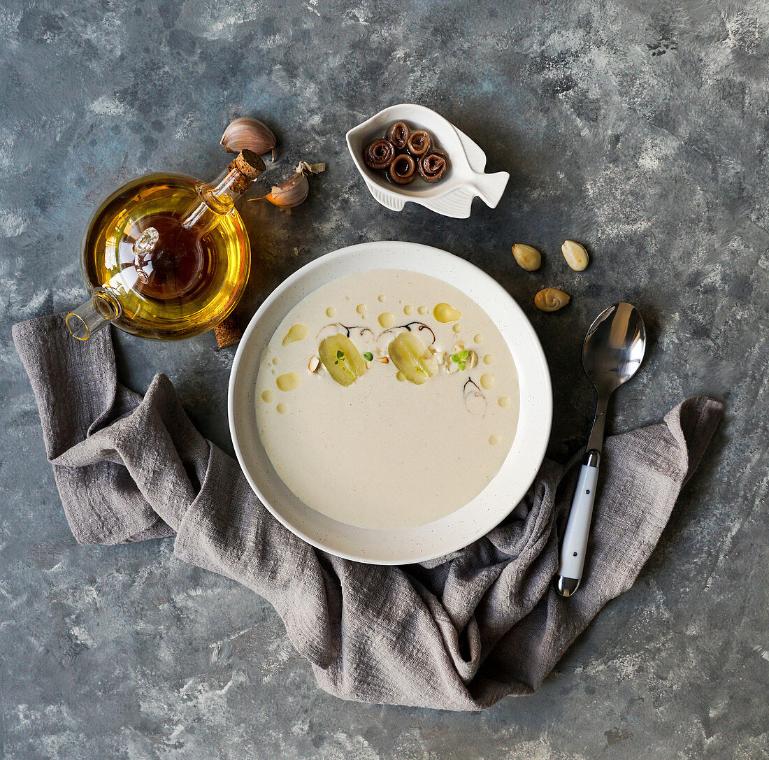 Ajo Blanco (kalte Mandel-Knoblauch-Suppe, Spanien) mit Olivenöl