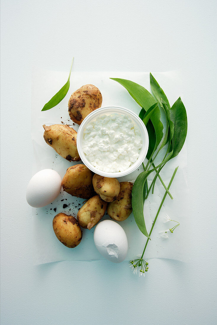 Ingredients for baked potatoes with a wild garlic dip