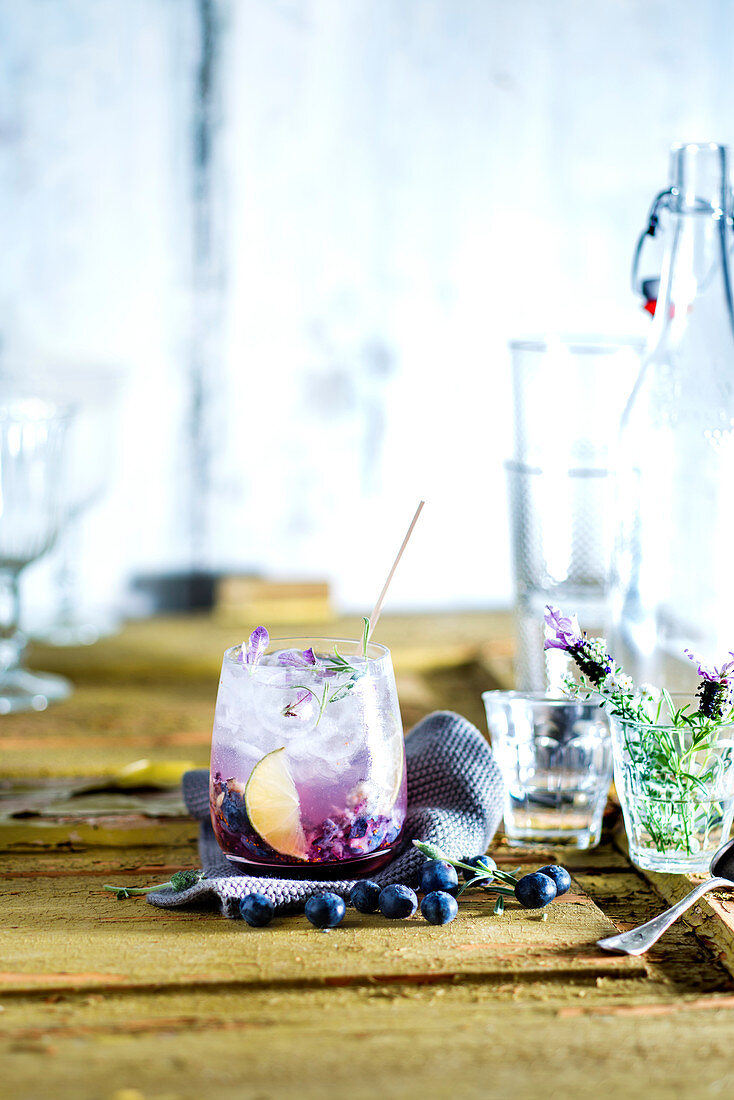 Wodka Soda mit Blaubeeren und Lavendel