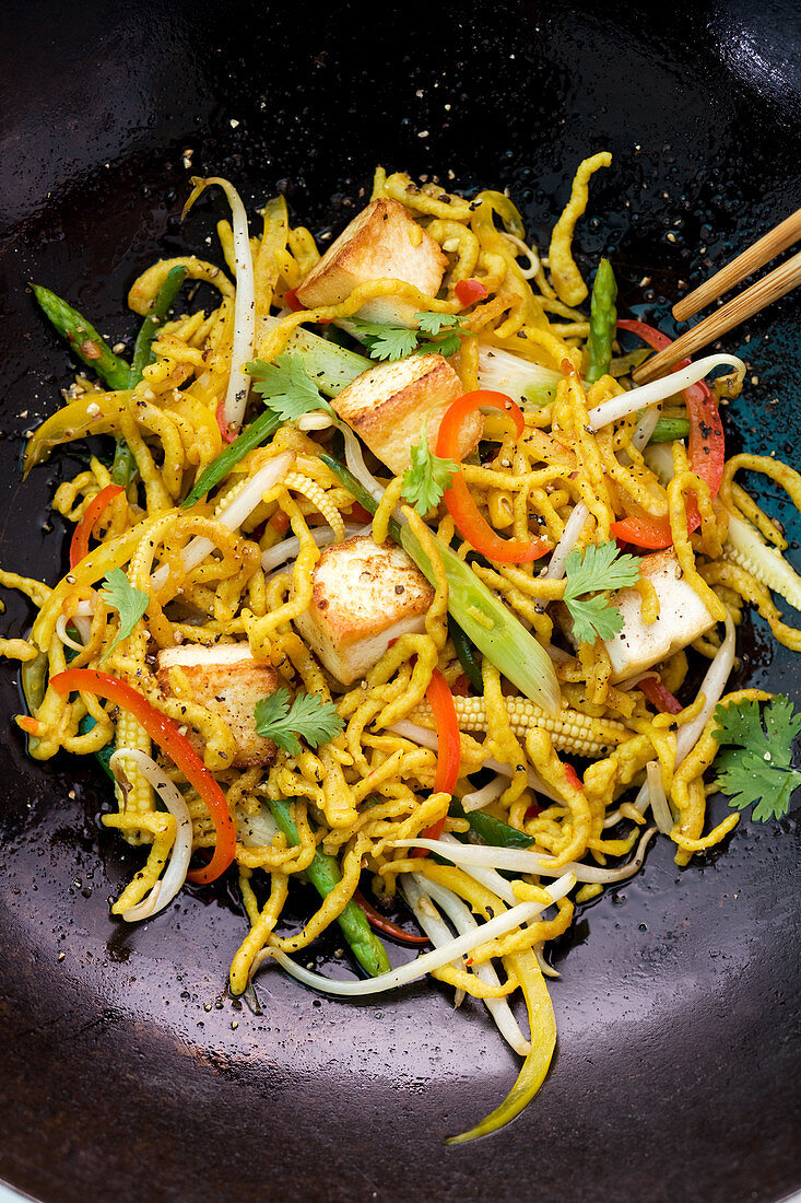 Curried Spätzle (soft egg noodles from Swabia) with tofu in a wok
