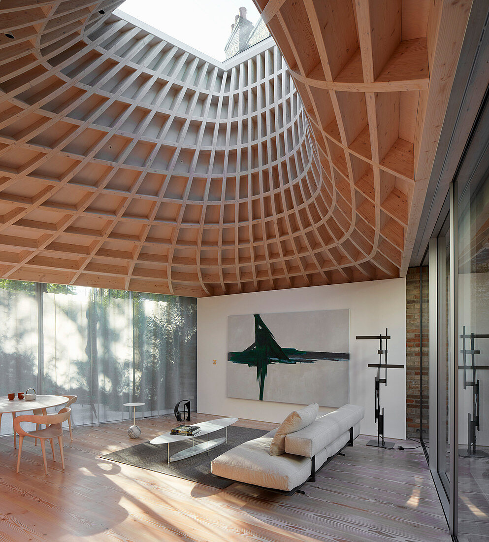 Minimalistisches Wohnzimmer in modernem Anbau mit Verglasung und trichterförmigem Dach
