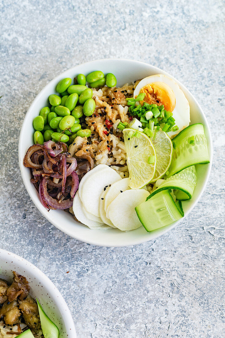 Vegetarische Lunch Bowl mit mariniertem Ei und Edamame