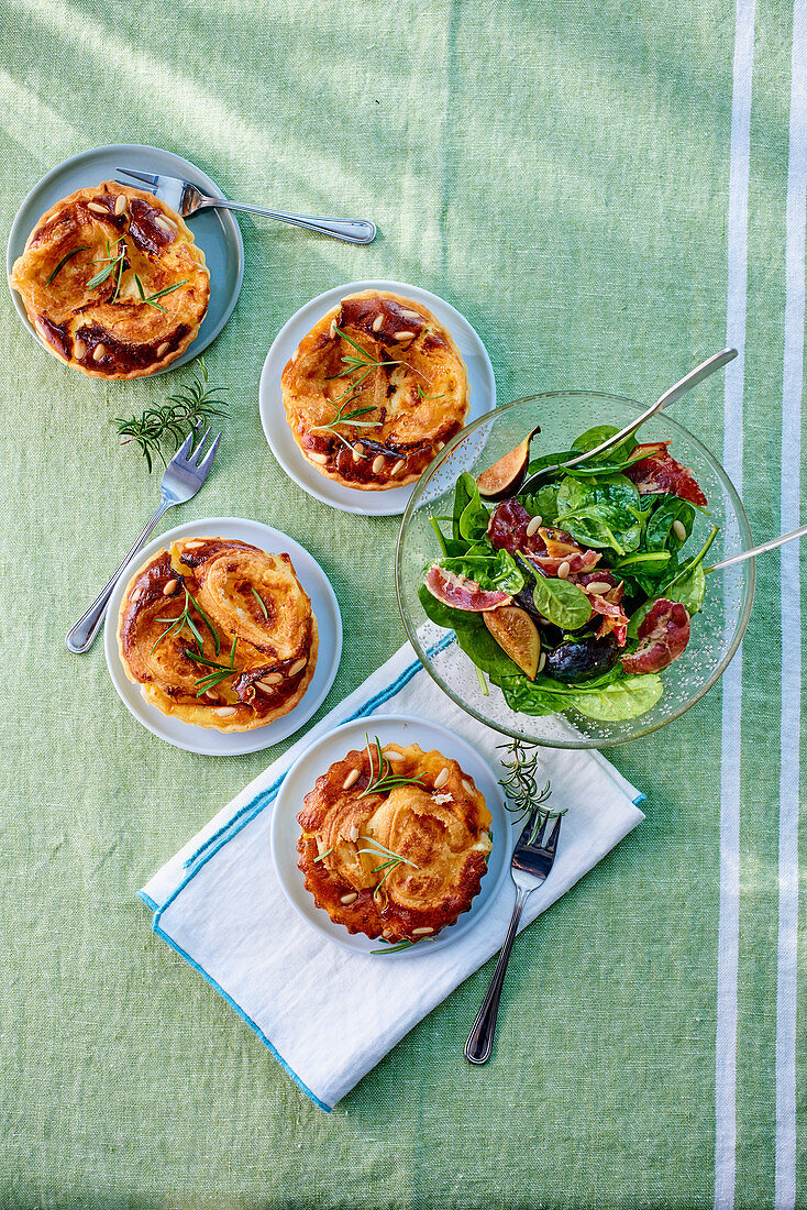 Ziegenkäse-Honig-Tartelettes und Spinatsalat mit Feigen und Speck