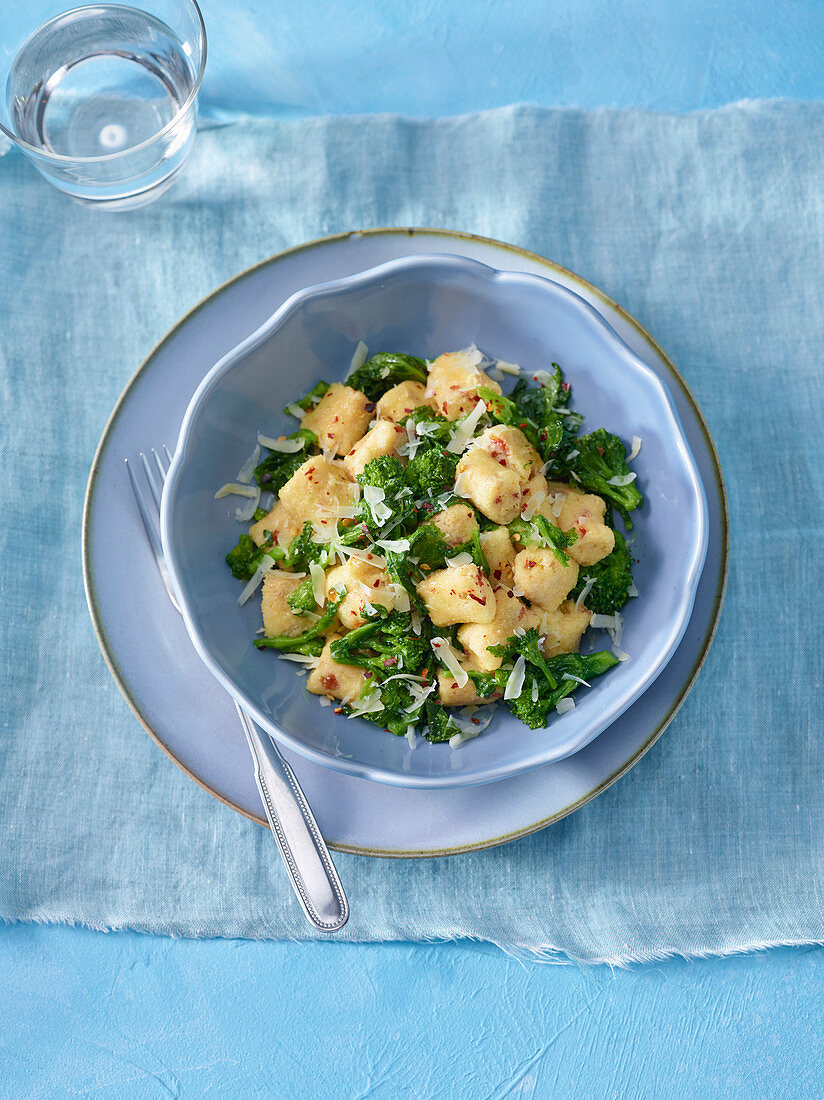 Tomaten-Grieß-Gnocchi mit Rübstiel