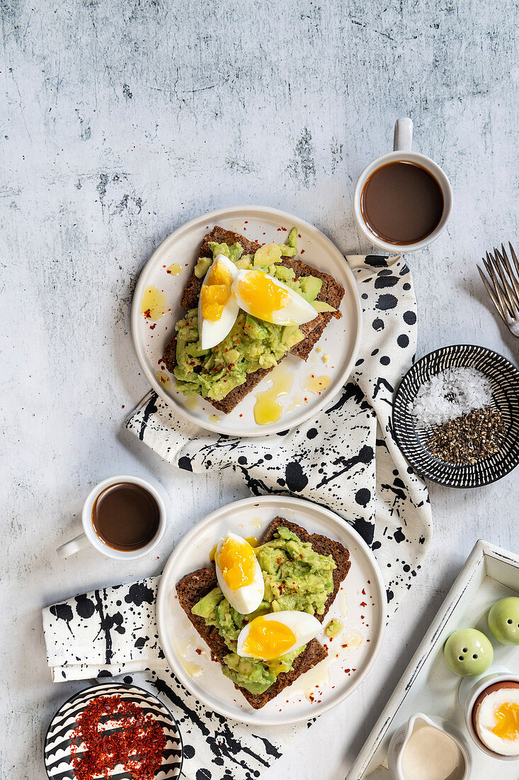 Belegte Brote mit Avocado und Ei zum Frühstück