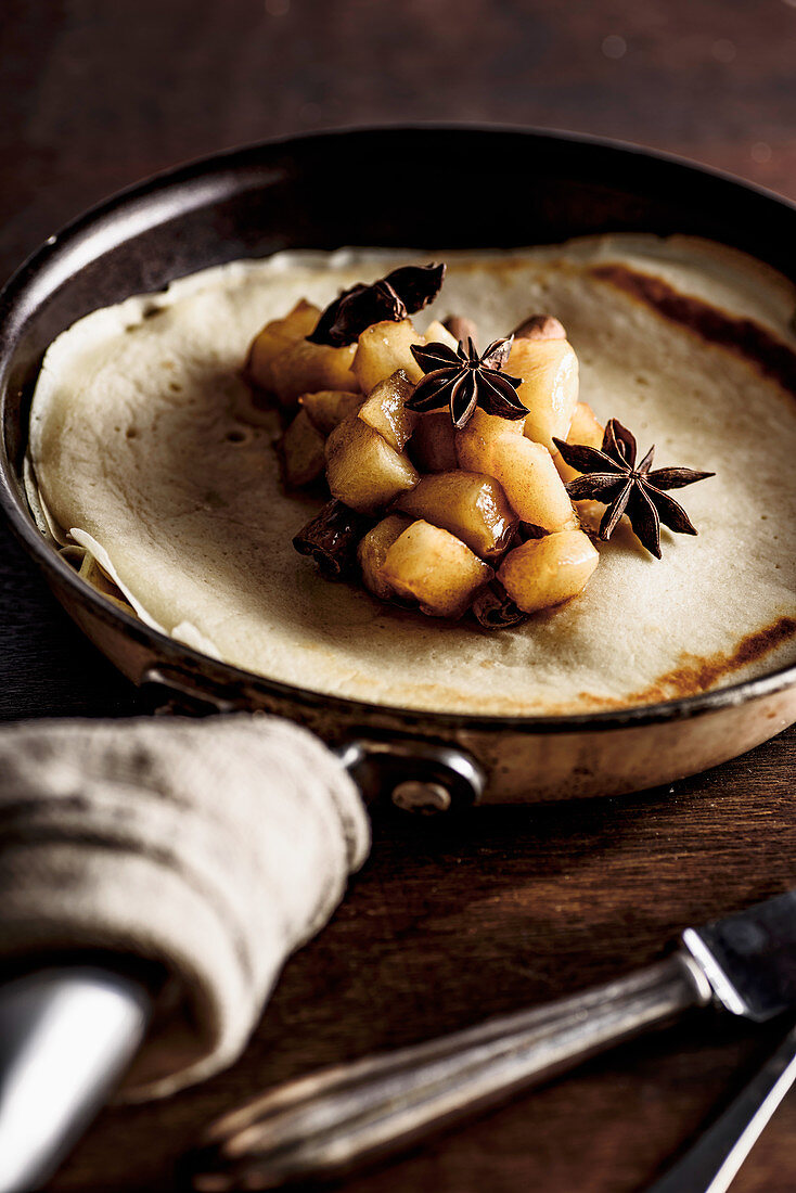Pancakes with carmelized apples, spiced with cinnamon and anis