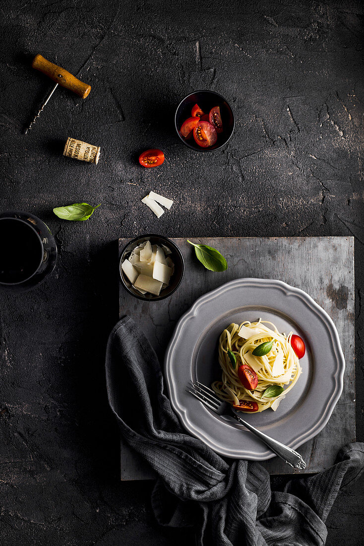 Spaghetti with strwaberry tomatoes, basil and parmesan cheese