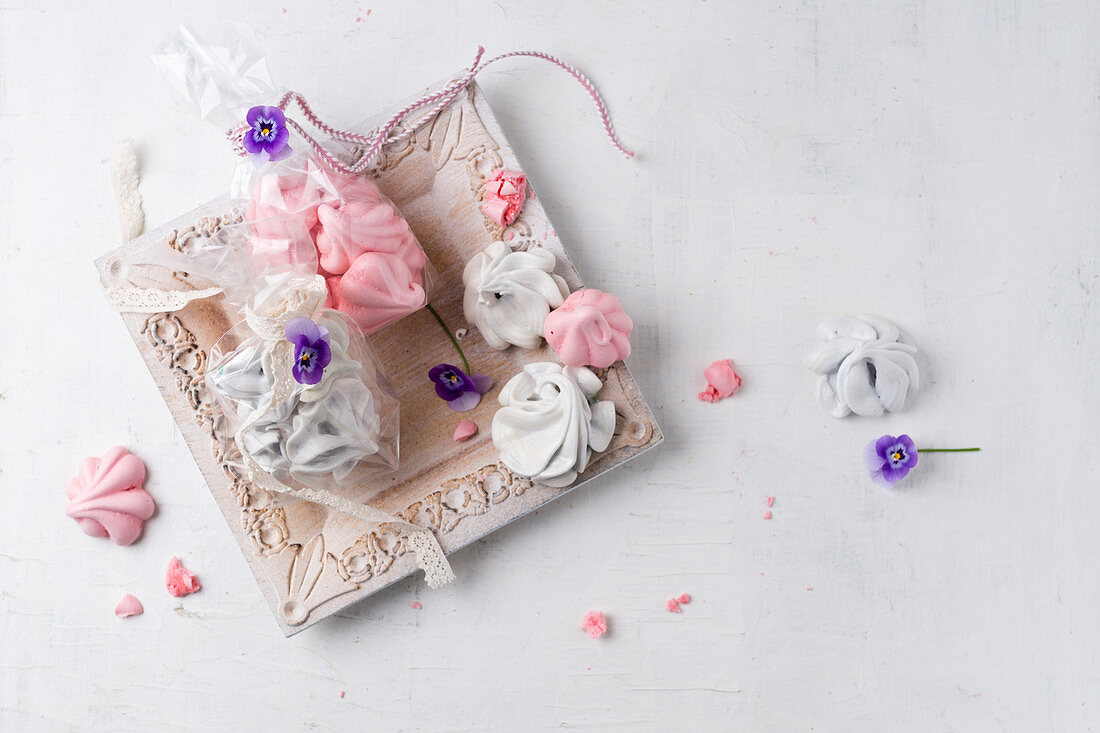 Meringues with violets as a gift