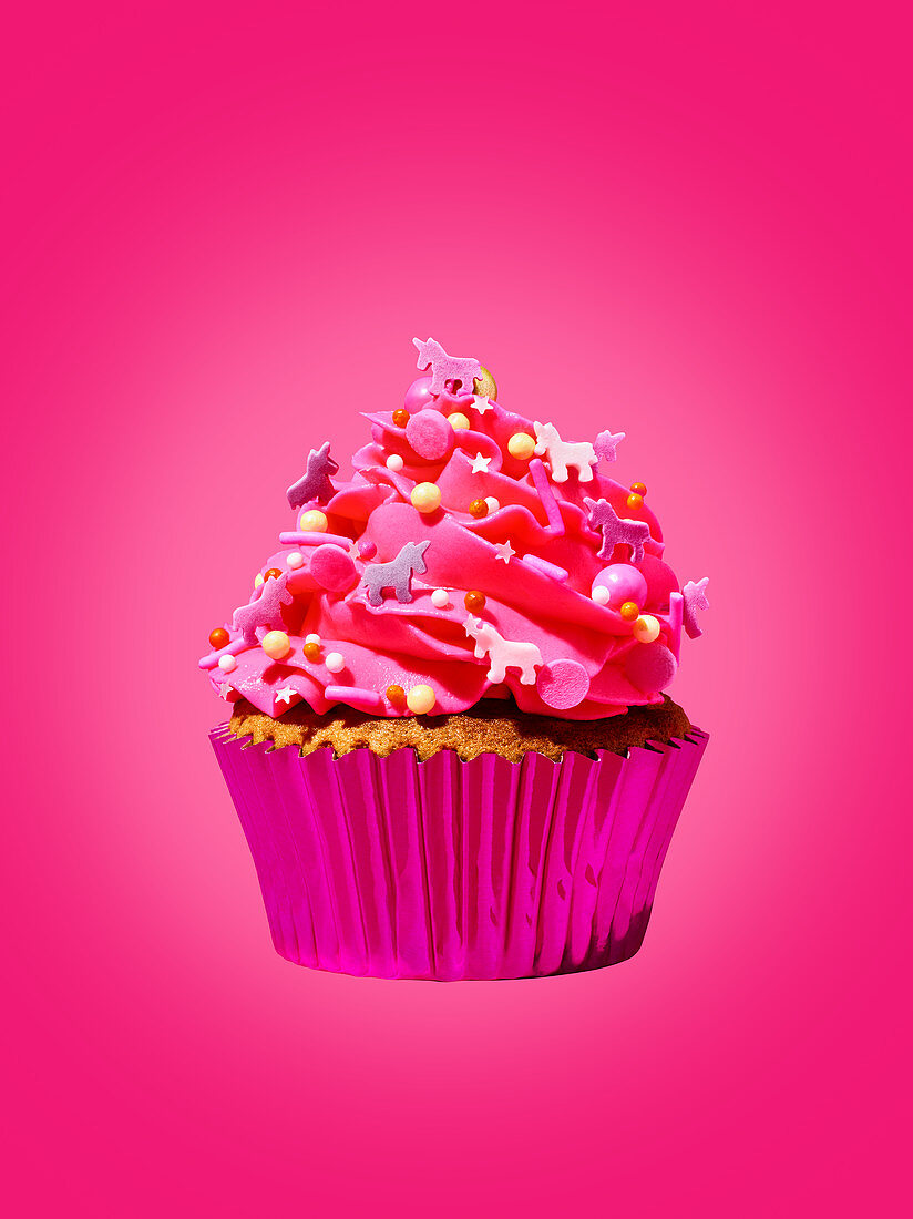 Cupcake vor pinkfarbenem Hintergrund