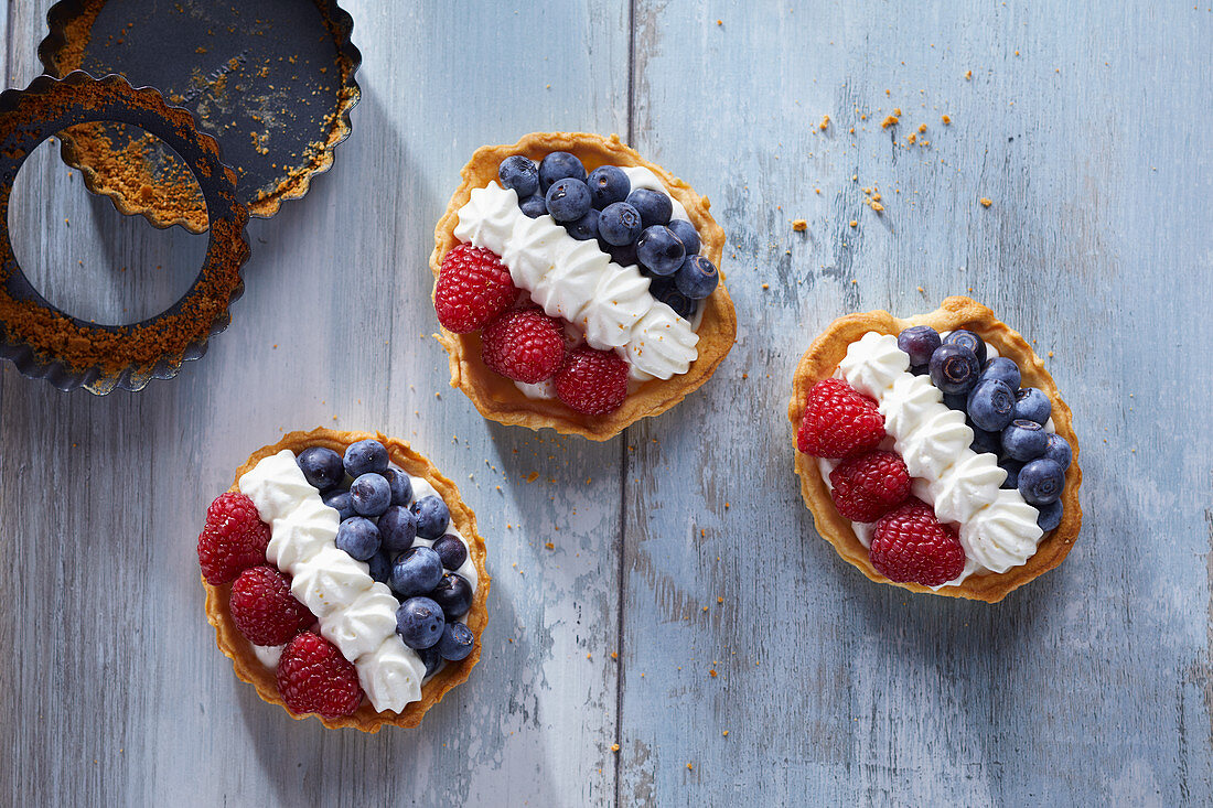 Berry tartlets with cream (France)